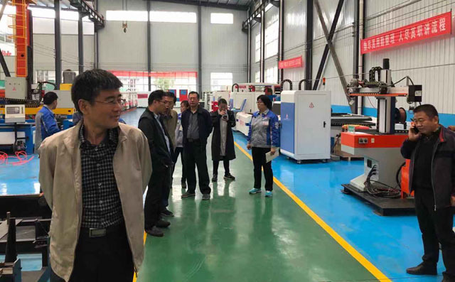 于總一行來公司考察數(shù)控金屬切割機(jī)