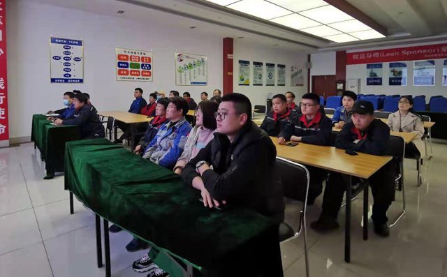 布洛爾員工專注聽講，不錯(cuò)過(guò)任何一個(gè)細(xì)節(jié)