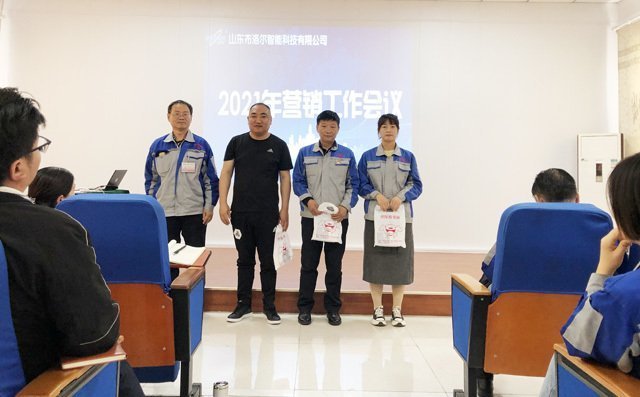 楊建剛總經(jīng)理為銷售精英進行頒獎并合影留念。