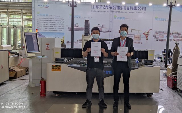 滄州展會(huì)開展過程中，河北客戶定購我公司激光切割機(jī)設(shè)備
